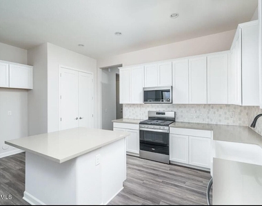 15565 S 181st Lane - Photo Thumbnail 3