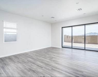 15565 S 181st Lane - Photo Thumbnail 7