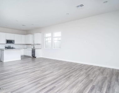 15565 S 181st Lane - Photo Thumbnail 6