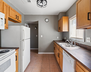 327 N 20th Avenue - Photo Thumbnail 4