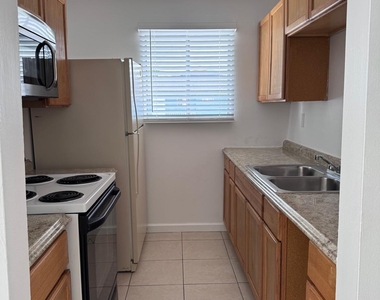 725 W Tiffany Drive - Photo Thumbnail 2