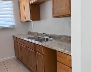 725 W Tiffany Drive - Photo Thumbnail 4