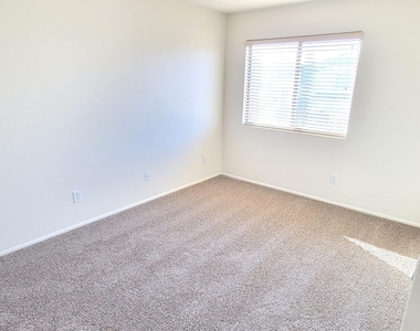 306 W Hereford Drive - Photo Thumbnail 15