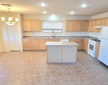 306 W Hereford Drive - Photo Thumbnail 5