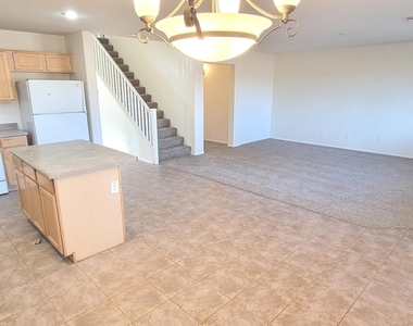 306 W Hereford Drive - Photo Thumbnail 6