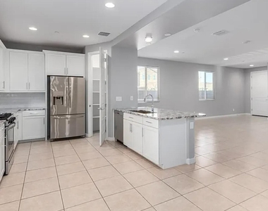 9640 E Thunderbolt Avenue - Photo Thumbnail 5