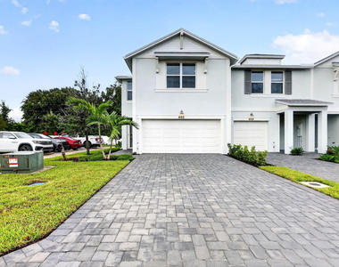 662 Salisbury Circle - Photo Thumbnail 1