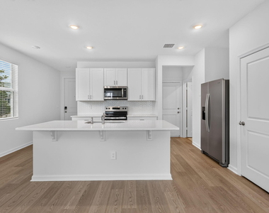 663 Salisbury Circle - Photo Thumbnail 3