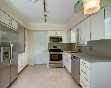 901 Santiago Street - Photo Thumbnail 6