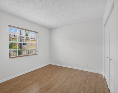 1120 Lake Shore Drive - Photo Thumbnail 8