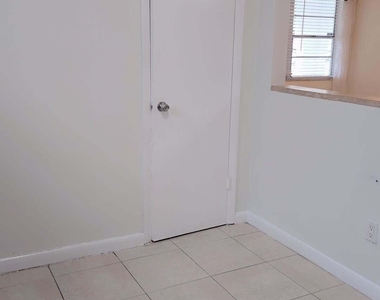2521 Sw 58th Manor - Photo Thumbnail 17