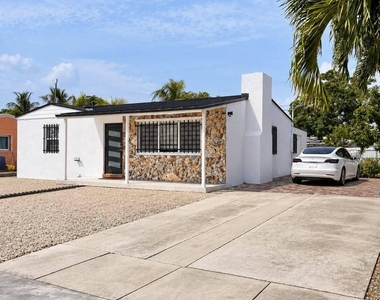 2333 Wabasso Drive - Photo Thumbnail 4