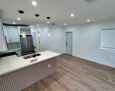 1282 Nw 35th Street - Photo Thumbnail 3