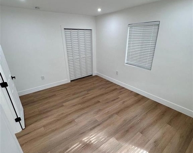 1282 Nw 35th Street - Photo Thumbnail 5