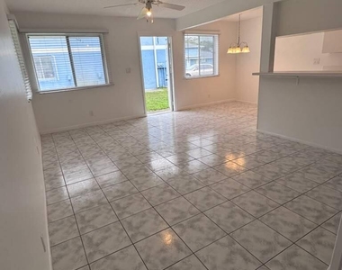 208 E Tiffany Drive - Photo Thumbnail 6
