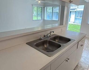208 E Tiffany Drive - Photo Thumbnail 3