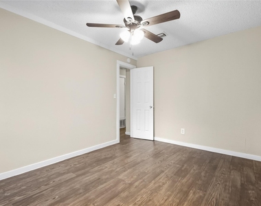 1102 E Lamar Street - Photo Thumbnail 9