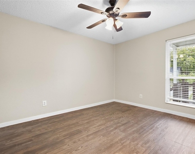 1102 E Lamar Street - Photo Thumbnail 8