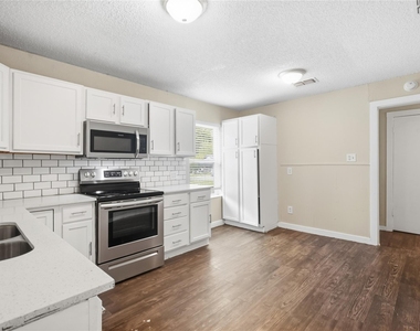 1102 E Lamar Street - Photo Thumbnail 2