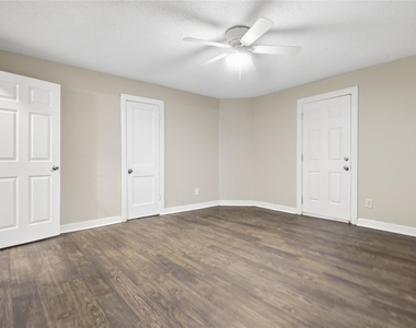 1102 E Lamar Street - Photo Thumbnail 12