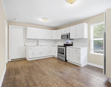 1102 E Lamar Street - Photo Thumbnail 1