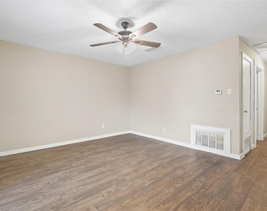 1102 E Lamar Street - Photo Thumbnail 4