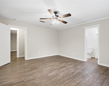 1102 E Lamar Street - Photo Thumbnail 16