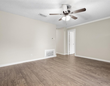 1102 E Lamar Street - Photo Thumbnail 5