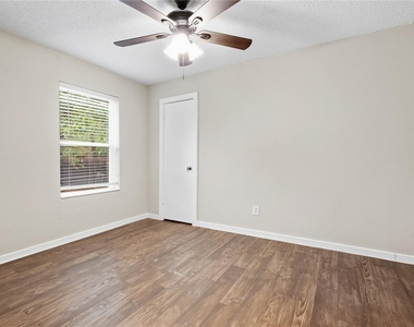 1102 E Lamar Street - Photo Thumbnail 17