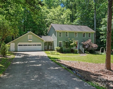 5812 Camelot Road - Photo Thumbnail 1