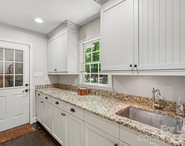 5812 Camelot Road - Photo Thumbnail 16