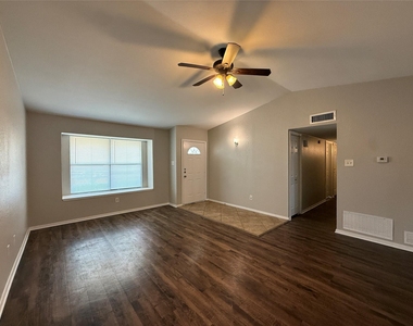 1464 Larchmont Drive - Photo Thumbnail 3