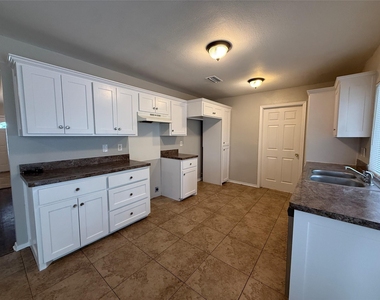 1464 Larchmont Drive - Photo Thumbnail 8