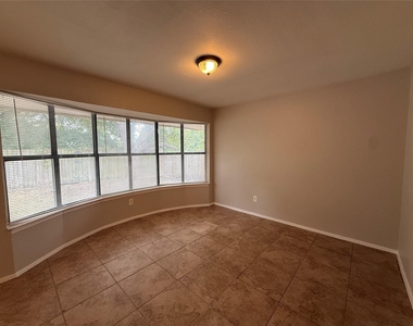 1464 Larchmont Drive - Photo Thumbnail 7