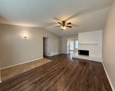 1464 Larchmont Drive - Photo Thumbnail 4