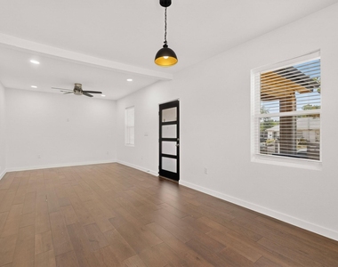 1100 S Brighton Avenue - Photo Thumbnail 2