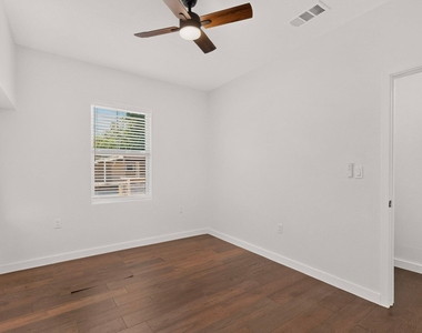 1100 S Brighton Avenue - Photo Thumbnail 10