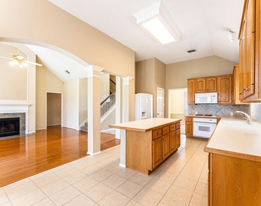 922 Creekbend Drive - Photo Thumbnail 8