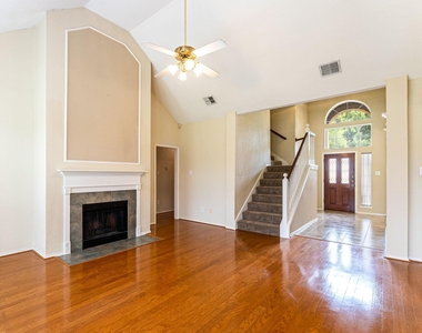 922 Creekbend Drive - Photo Thumbnail 2
