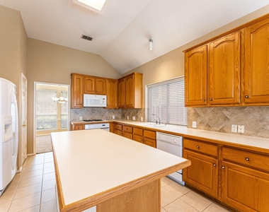 922 Creekbend Drive - Photo Thumbnail 9