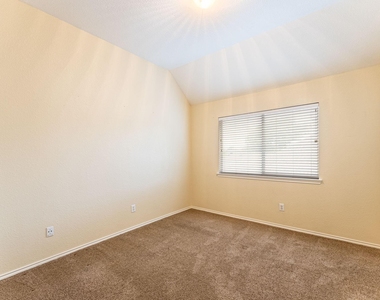 922 Creekbend Drive - Photo Thumbnail 23