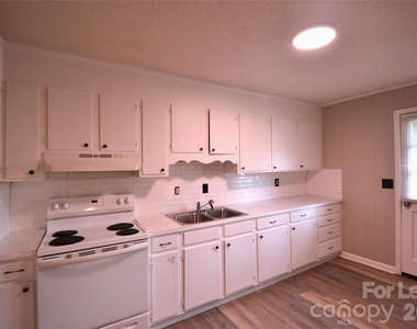 102 Sunset Drive - Photo Thumbnail 7