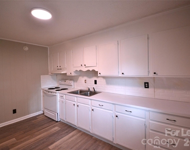 102 Sunset Drive - Photo Thumbnail 8