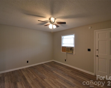 102 Sunset Drive - Photo Thumbnail 4