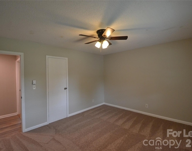 102 Sunset Drive - Photo Thumbnail 11