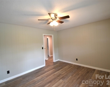 102 Sunset Drive - Photo Thumbnail 2