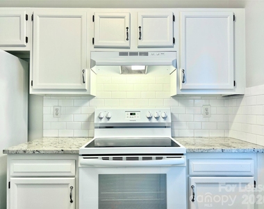 8253 Circle Tree Lane - Photo Thumbnail 2