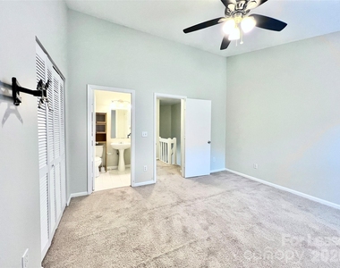 8253 Circle Tree Lane - Photo Thumbnail 13