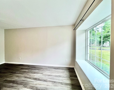 8253 Circle Tree Lane - Photo Thumbnail 10