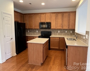 9956 Kings Parade Boulevard - Photo Thumbnail 10